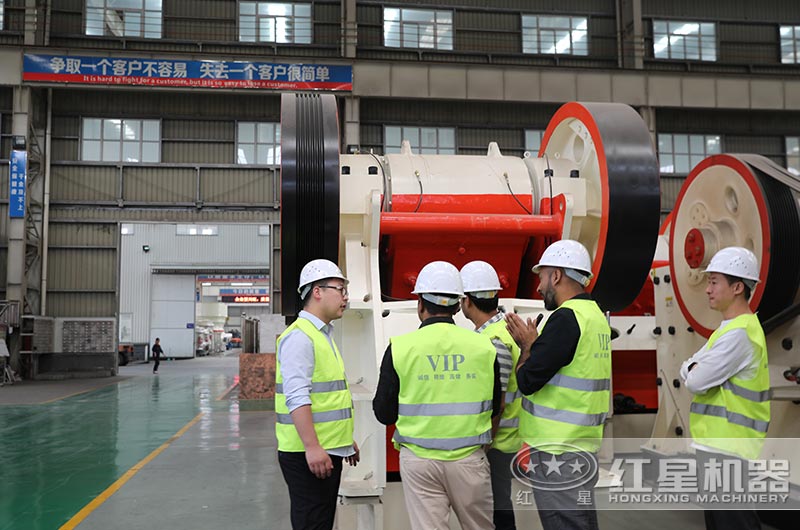 紅星客戶到廠參觀顎式破碎機(jī) 紅星客戶到廠參觀顎式破碎機(jī)