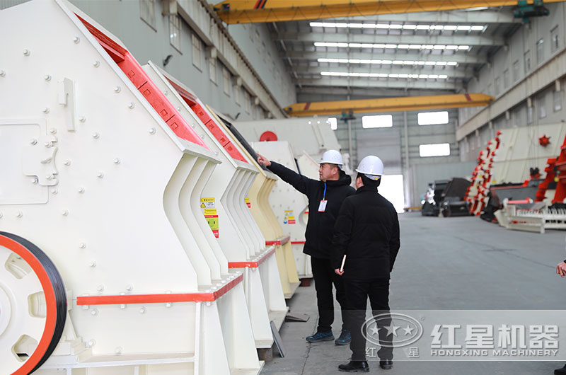 紅星客戶到廠參觀考察大石頭破碎機(jī) 紅星客戶到廠參觀考察大石頭破碎機(jī)