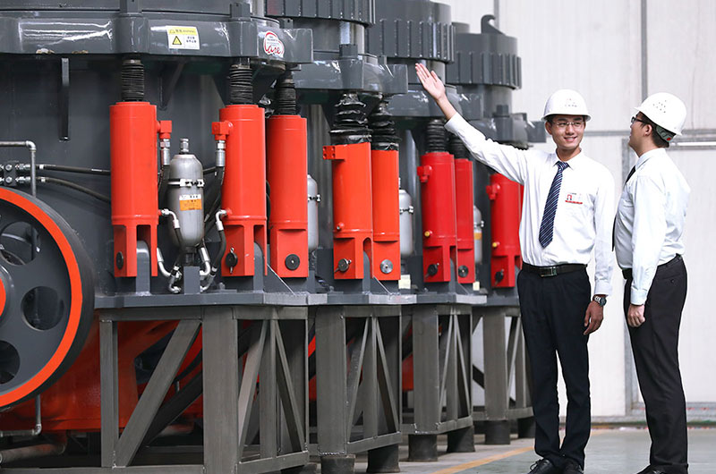 紅星工程師為客戶講解HXGYS300圓錐機(jī) 紅星工程師為客戶講解HXGYS300圓錐機(jī)