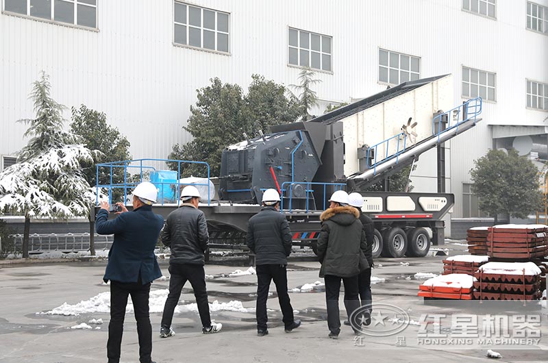 紅星客戶到廠近距離參觀考察輪胎式粉碎機(jī)