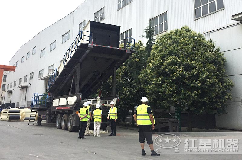 客戶到廠近距離考察移動式水泥路面破碎機(jī)