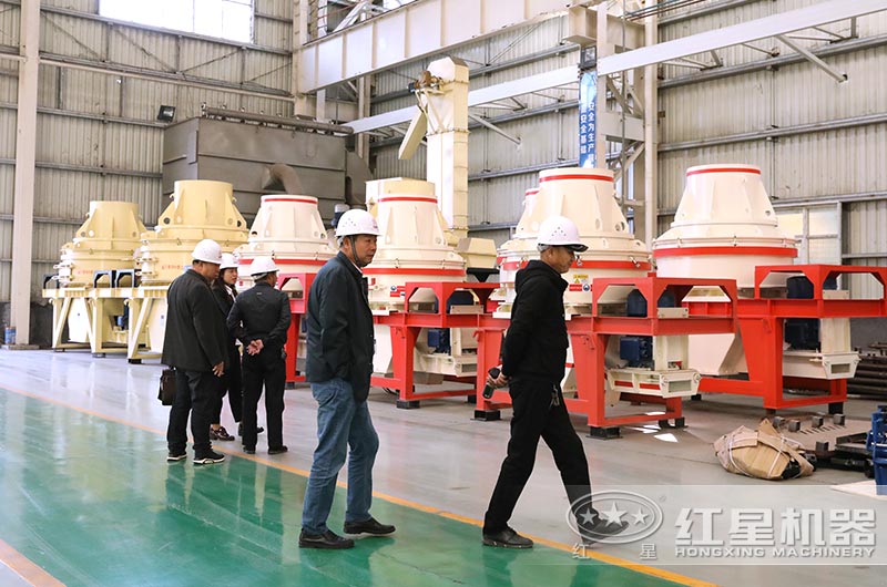 客戶(hù)到廠(chǎng)近距離考察小型沖擊式破碎機(jī) 客戶(hù)到廠(chǎng)近距離考察小型沖擊式破碎機(jī)