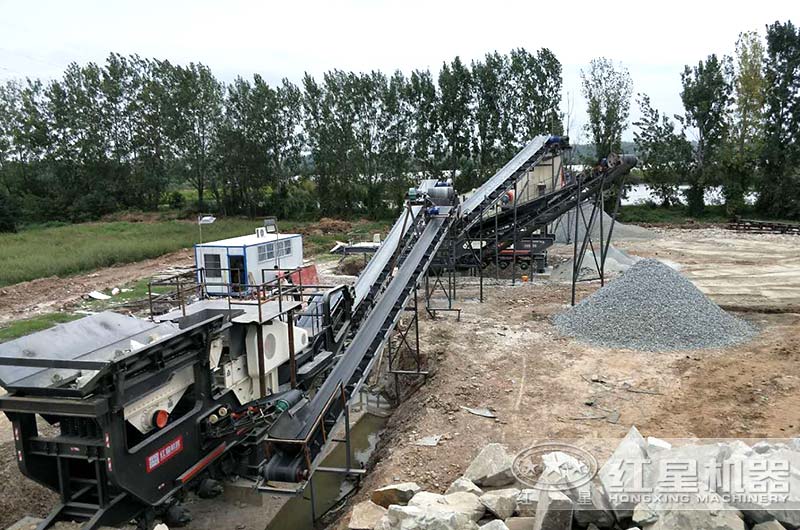 移動磕石機生產(chǎn)現(xiàn)場，兩臺聯(lián)合作業(yè)