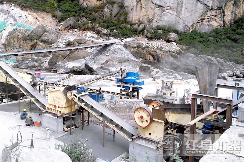 石灰石制砂生產(chǎn)現(xiàn)場(chǎng)