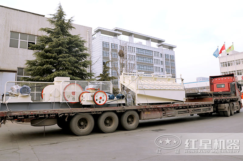 對輥破碎機發(fā)貨現(xiàn)場，發(fā)往廣東