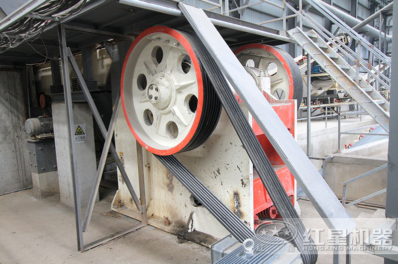 750顎破碎機工作現(xiàn)場圖