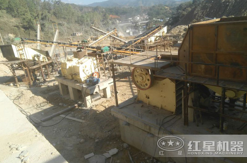 鄂破碎石機(jī)+反擊破作業(yè)現(xiàn)場 鄂破碎石機(jī)+反擊破作業(yè)現(xiàn)場