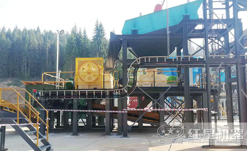 新型對輥機(jī)現(xiàn)場 新型對輥機(jī)現(xiàn)場