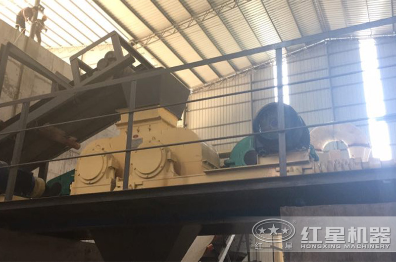 對輥式制砂機(jī)作業(yè)現(xiàn)場 對輥式制砂機(jī)作業(yè)現(xiàn)場