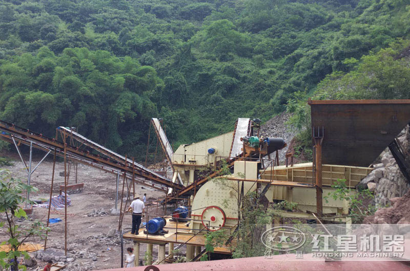四川日產(chǎn)一萬噸碎石作業(yè)現(xiàn)場(chǎng) 四川日產(chǎn)一萬噸碎石作業(yè)現(xiàn)場(chǎng)